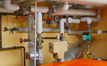 pipes and valves in a room with orange table, Heizung