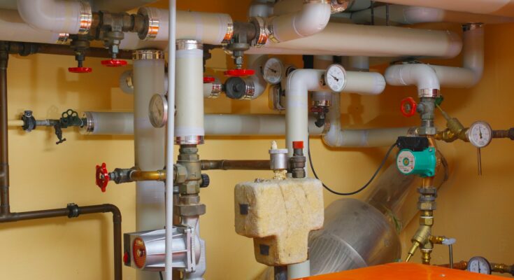 pipes and valves in a room with orange table, Heizung